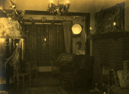 vintageeveryday:Halloween room decorations in Cleveland, Ohio, ca. 1910s-20s.