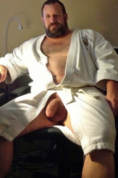 bpkbears: hungryformeatymen: onanspastime2:Everything about my dad is big: his body, his balls, his 