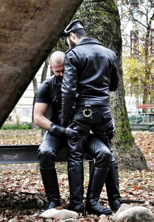 Sex sirclint:  Leather Master and slave. pictures