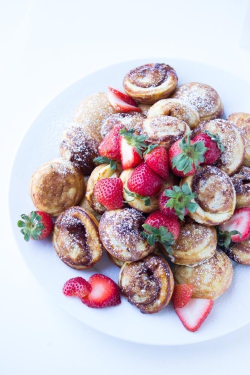 hoardingrecipes:  Strawberry Filled Pancakes