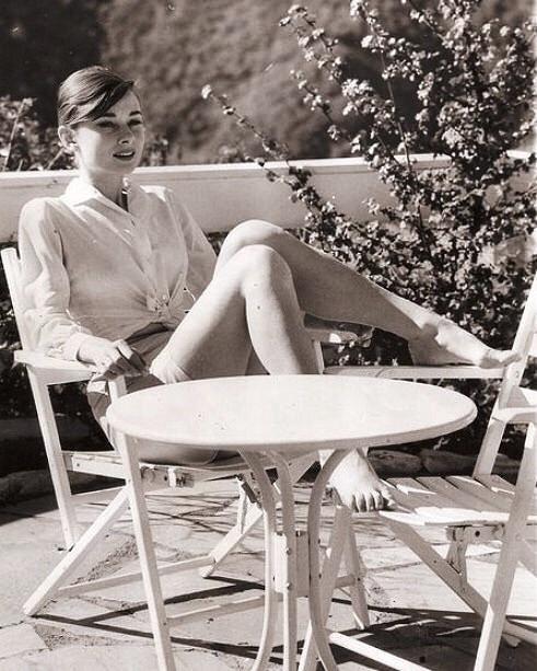 lily-and-t:  magicofoldies:  Audrey Hepburn  So beautiful 😍