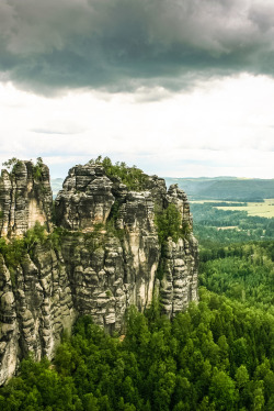 L0Stship:  Dark Cloud Over Stones (By Arno M.d.c. Burg)