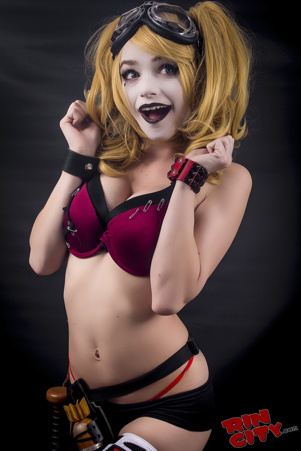 treatthemlikewhores:  sexynerdgirls:  Harley Quinn by Rin-City.com  I’d use the