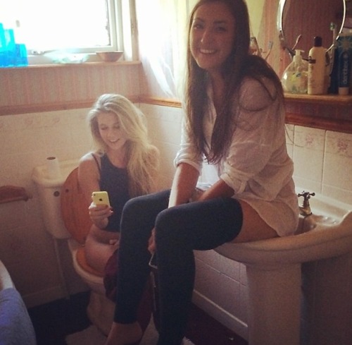 jellybaby190: Two girls using Bathroom One peeing One Pooping