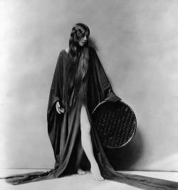 leirelatent:  Silent  film actress and dancer, Olive Ann Alcorn, 1920’s, best known for her  roles in “The Phantom of the Opera” (1925) and Charlie Chaplin’s  “Sunnyside” (1919). 