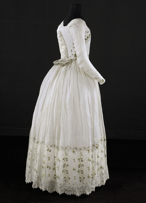 Caraco &amp; Petticoat, c. 1790-1800from the Musée de la Mode de la Ville de Paris