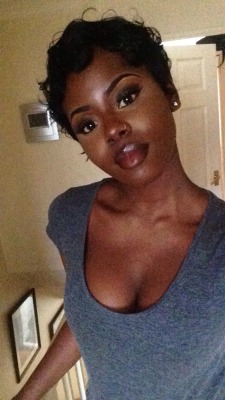 sexyblacknerd:  bestblackgirls:  sabyenasilver:  Plain jane 🌸  Cute  Nothing plain about her 