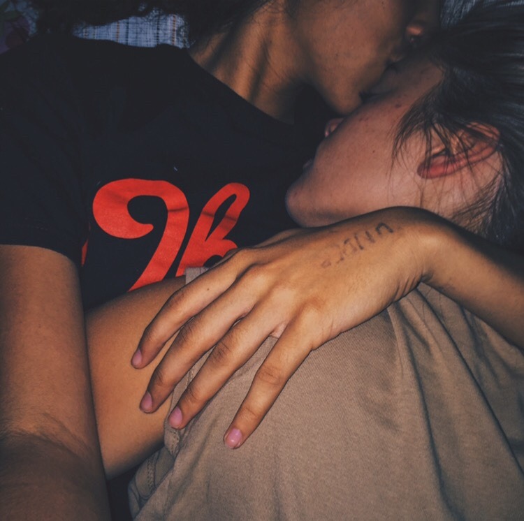 lostinour-gaywonderlandd:  Love these kisses
