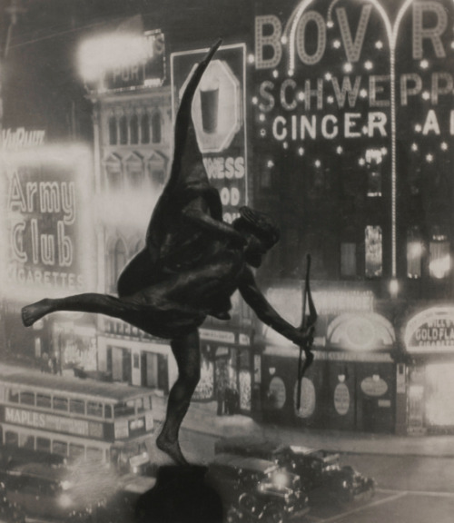 ein-bleistift-und-radiergummi:E.O. Hoppé Photography Eros, Piccadilly Circus, London,&nb