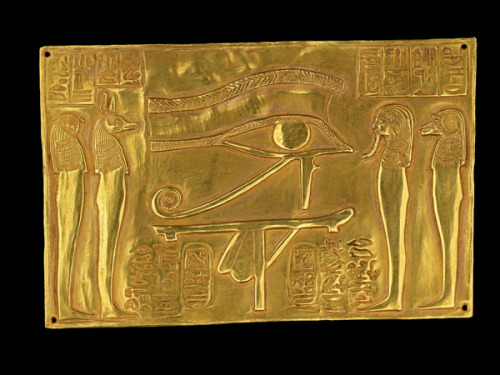 Mummy Plaque of Queen Duathathor-Henuttawy The plaque covered an incision in the abdomen of queen He