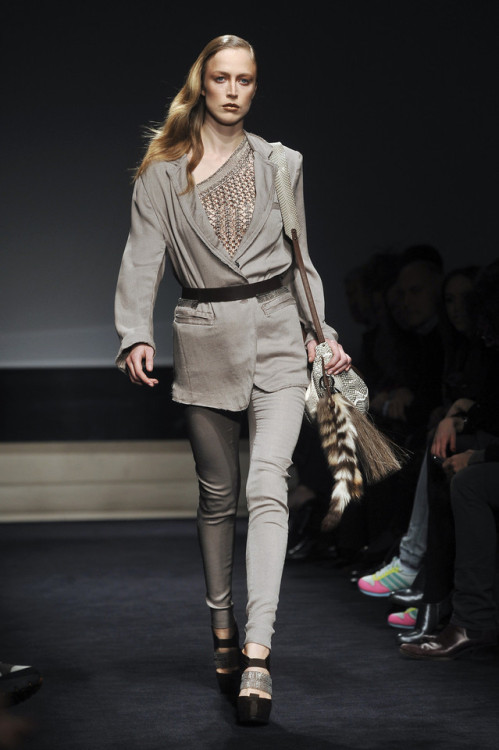 attackoftheclothes:Travel Ensemble for Ania SoloAlessandro Dell'Acqua, Fall 2009Casual wear for a ma