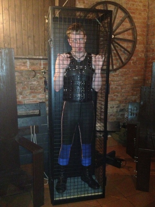 pupodin:  Caged 
