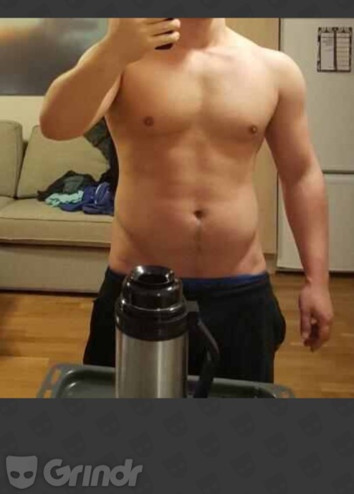 wellfedbros: beginnerbelly: Grindr Gainer Find: Not really fat, but you can tell there is potential 