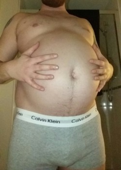 mintybelly:  kroberts19866:  Modelling my new Calvins  Such a hot stuffed belly!