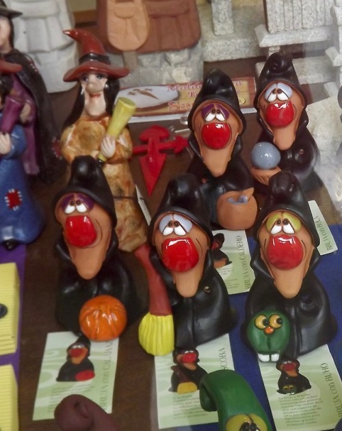 Brujas de barro, tienda de tesoros turísticos, Santiago de Compostela, 2012.Witches are an important