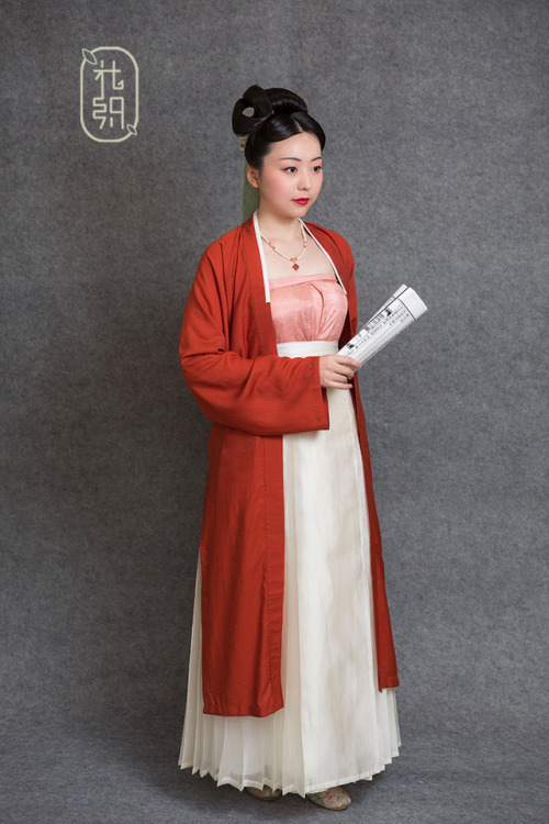 Traditional Chinese hanfu in Song dynasty style by 花织汉服