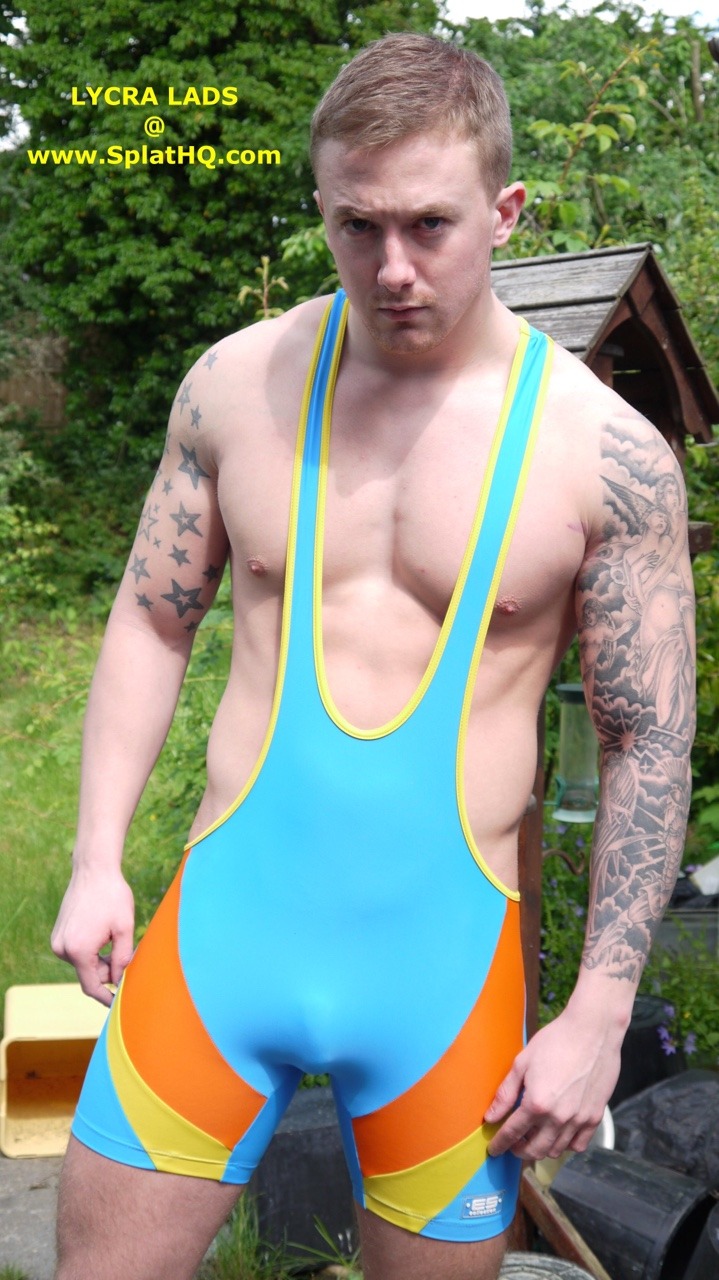 piledriveu:  hot dudes showing off there hot gym bods in tight lycra……lycra is