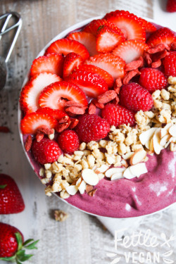 vegan-yums:  Peanut Butter + Berry Acai Bowl