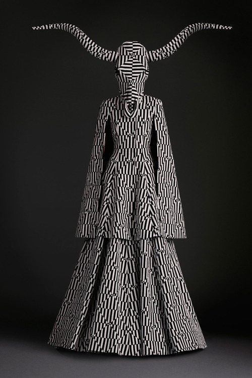 sailorsativa:  highfashionhautecouture:  Gareth Pugh Spring RTW 2015   look @ this