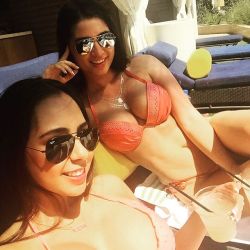 meanwhileinvegas:  My wife came to visit!!!💋👯 #poolside #pic #partnerincrime #netflixandchill #abs #mojito by carmenberrry http://ift.tt/1fwgjAc   That’s chill-laxin