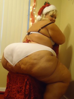 ssbbwfanatic:  swazo118:  Oh I want to have her for Christmas. Please please please Santa!!!   I so want her under my tree i would unrap that with my teeth