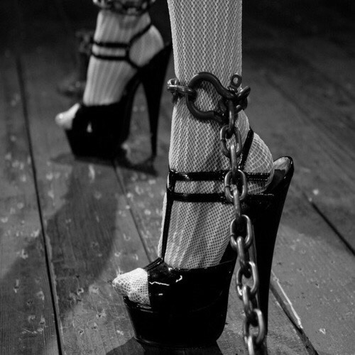 fucktoytutor:  newrabbithole:teach me to walk in heels by any means necessary It’s