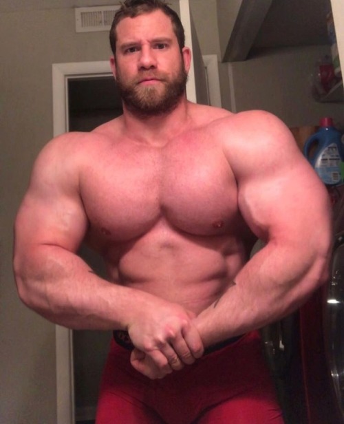 musclegodselfies:Kyle Blevins