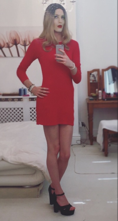 charljohnston:Celebrating the return of the reds with some more photos of this red dress!  Beutifull