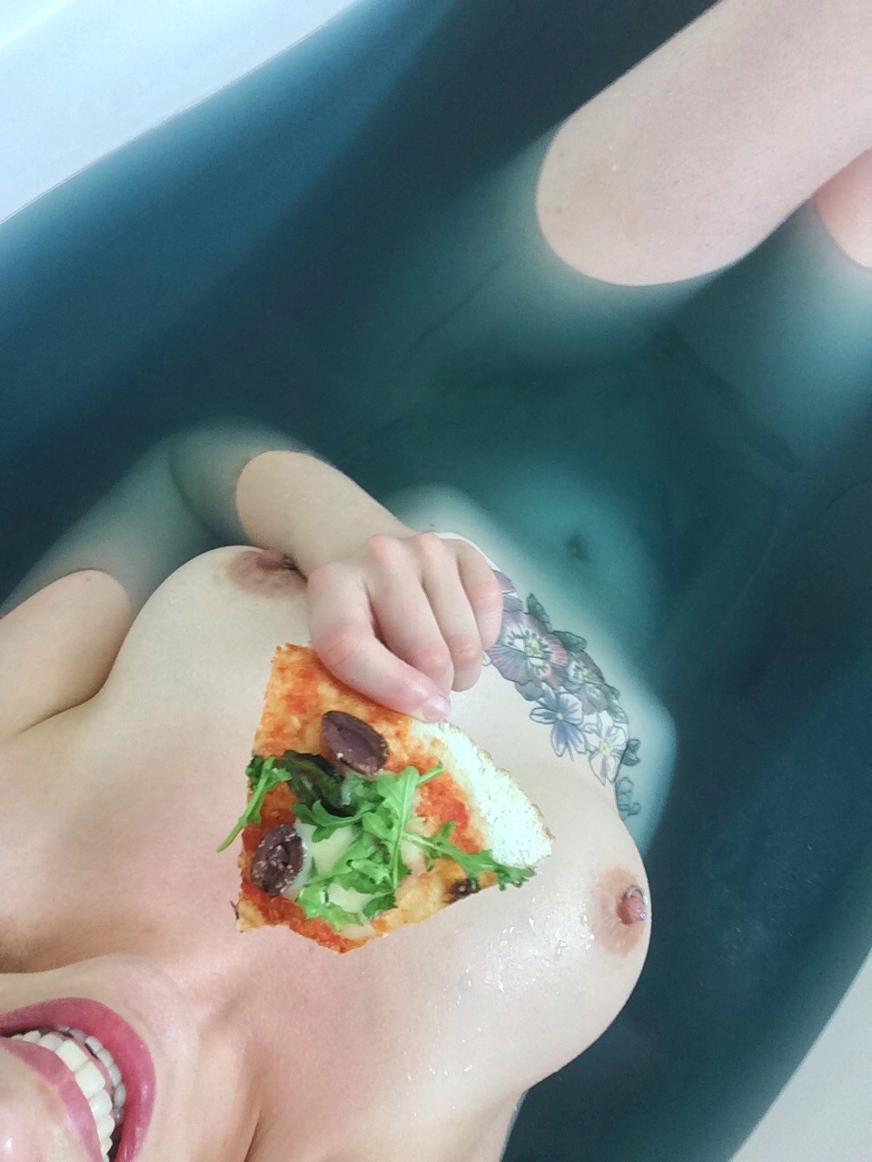 kittens-kloset:  Today is a good day 🌊🍕