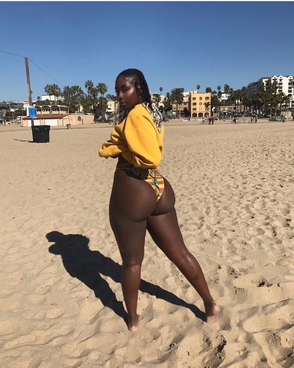 bombshellssonly:  @truemahogany