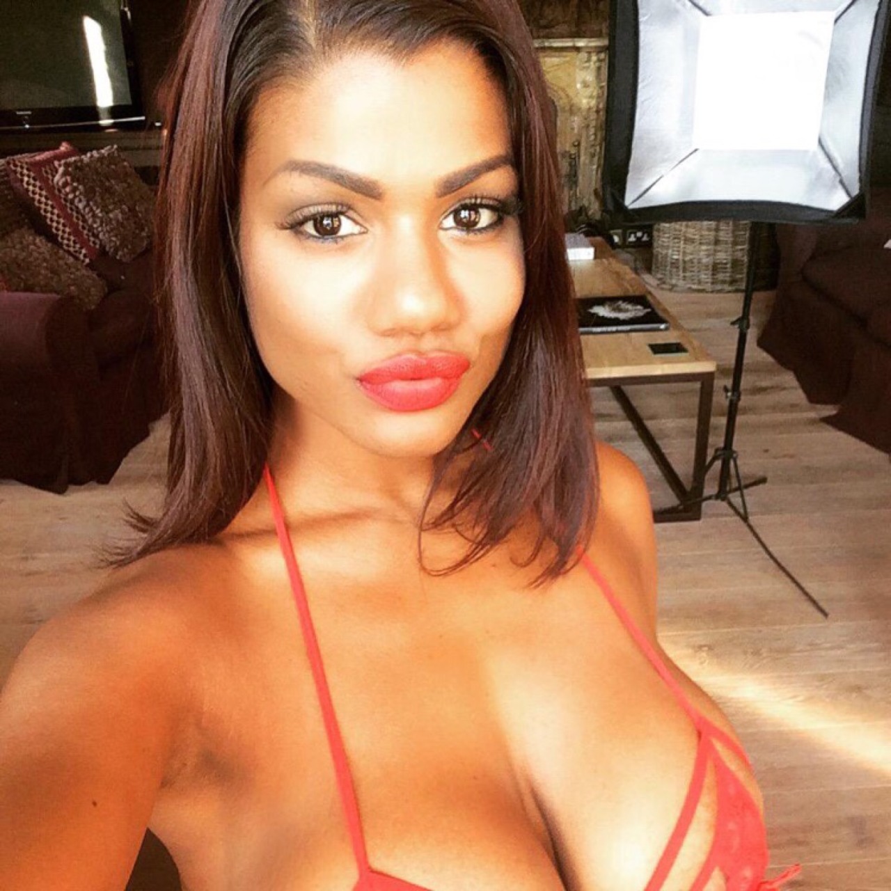 nuffsed69:  Busty Sophia Lares 😙