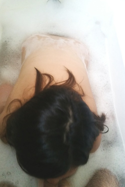 nvbianprincess: bath time w/ buttersnbiscuits