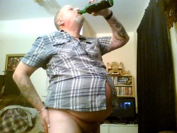 greggystuff:  When all you want to do it get fat and pissed…keep that belly fully topped up, been on the beer all night, needed a change.