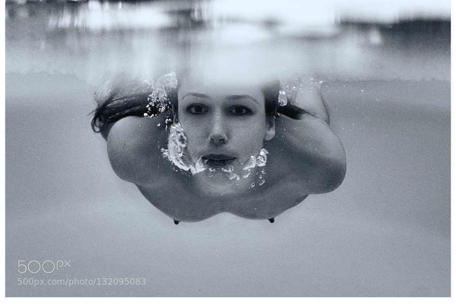 violetlahaie:  «Kayleigh breaking the surface» by omalleyimages. Found in: http://ift.tt/1Y5wDNm