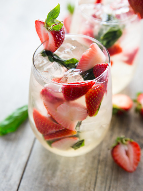 foodffs:  Simple Strawberry Basil Sangria, For TwoReally nice recipes. Every hour.Show me what you cooked!