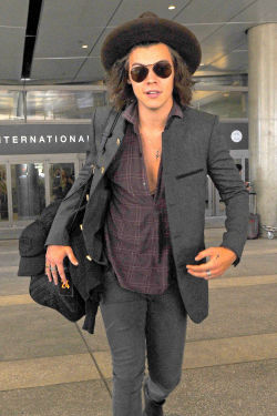 suckonmynick:  blackbruise:  niallhorantheirish:  Harry at the airport in Los Angeles - 21.07.2014 (x)   Oh my GOOD LORD  Steven Tyler?