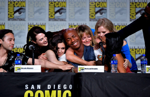 cwsupergirlgifs:The Supergirl Cast at the Supergirl panel at San Diego Comic-Con 2019 [source]