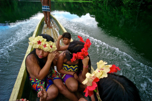 ritsual:Kike Calvo, Embera teenagers in their ‘cayuco,’ or wooden boat.Tusipono Embera C