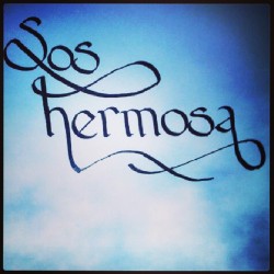 diospato:  Y el mundo sonríe conmigo #letrasdemañana #caligraphy #caligrafía #amor #deseo #tu&amp;yo #babasonicos 