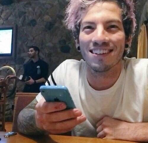 ukulelee-screamo:Josh Dun at restaurants appreciation. 