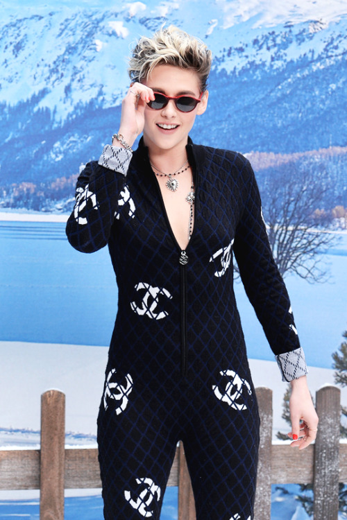 KRISTEN STEWARTChanel Fall/Winter 2019-2020 Show, Paris Fashion Week (March 5, 2019).