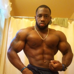 blkbugatti:  Big muscle man 