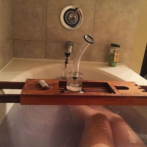 weedporndaily:  Moment I’ve been waiting for ✨💟 haven’t had a lush bath in forever, been grinding and finally able 2 relax 💘 by @tinythc