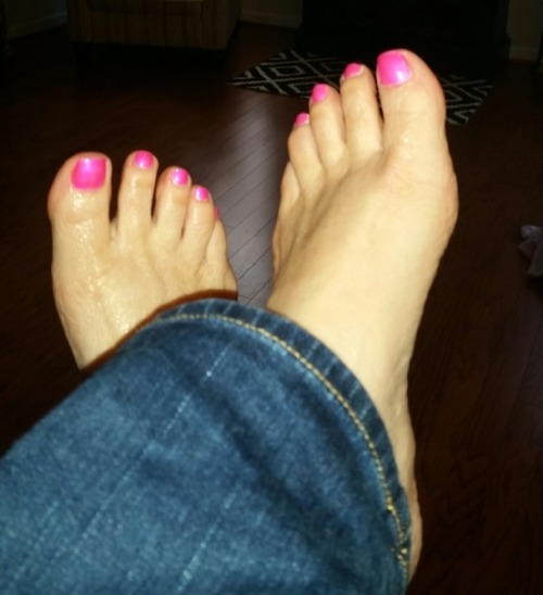 hotwife-feet-toes-soles: Ohhh My!!! Daddy Likes :)  Mmmm Pink toes today… My they look and taste del