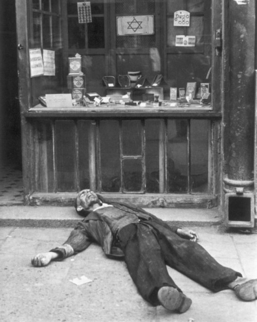 Scenes from the Warsaw Ghetto in summer 1941.  The man in the lastphoto is dead.