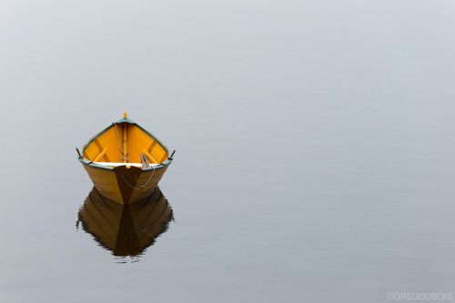 Solo Dory on Calm Water of Merrimack River, Lowell’s Boat Shop Amesbury Massachusetts (di Greg DuBoi