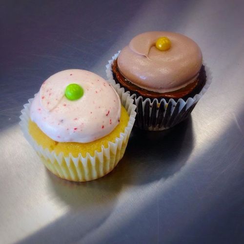 Our specials in this Two-Stamp-Tuesday!
Twix: chocolate cupcake with a shortbread crust, topped with a layer of caramel and chocolate butter cream
Cherry Limeade: lime cupcake brushed with lime juice, filled and topped with cherry butter cream (ALSO...