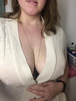 bigtitmilflover:  ladyjane-05:  A little bit of boobies to go with your super bowl party!!  I’d love to pregame on those!  Nice!