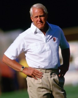 juno386:  Bill Walsh wearing a gold Rolex… Hot.