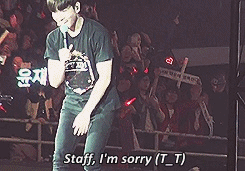 vanitysixx:  Changmin’s microphone incident: where Changmin thought swapping his faulty microphone with Yunho’s working microphone was a good idea. This is what happened (￣ω￣;) [cr: withbambi] 
